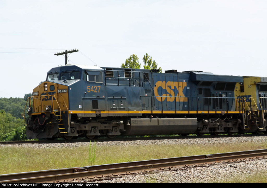 CSX 5427 leads train Q698-02